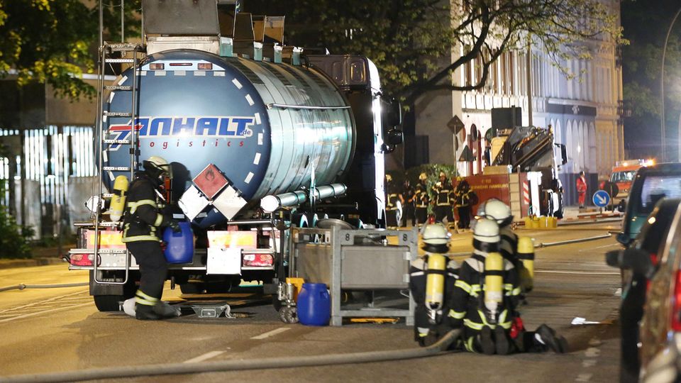 In Hamburg rückte die Feuerwehr mit einem Großaufgebot wegen eines beschädigten Gefahrguttransporters aus. In Hamburg rückte die Feuerwehr mit einem Großaufgebot wegen eines beschädigten Gefahrguttransporters aus.