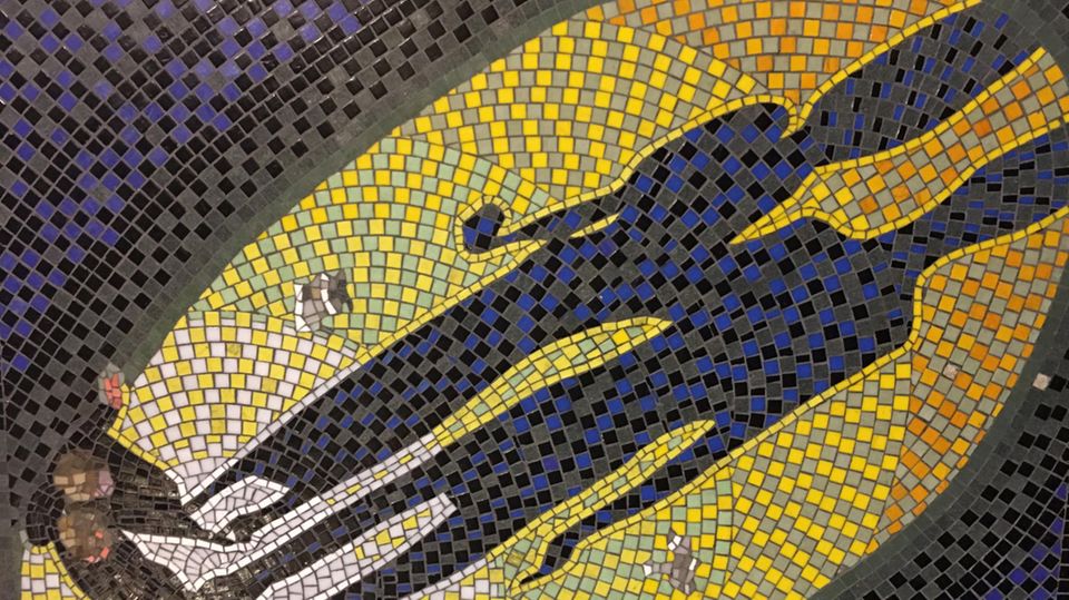Hitchcock-Mosaik in Leytonstone Meister der Angst und Paranoia: Hitchcock-Mosaik in der U-Bahnstation Leytonstone