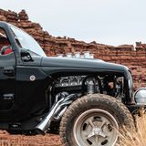 Der 6,4-Liter-V8 des Quicksand bringt es auf 492 PS und 637 Newtonmeter Drehmoment. Acht senkrecht zum Himmel weisende Ansaugschnorchel beatmen ihn.