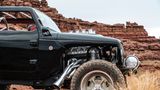 Der 6,4-Liter-V8 des Quicksand bringt es auf 492 PS und 637 Newtonmeter Drehmoment. Acht senkrecht zum Himmel weisende Ansaugschnorchel beatmen ihn.