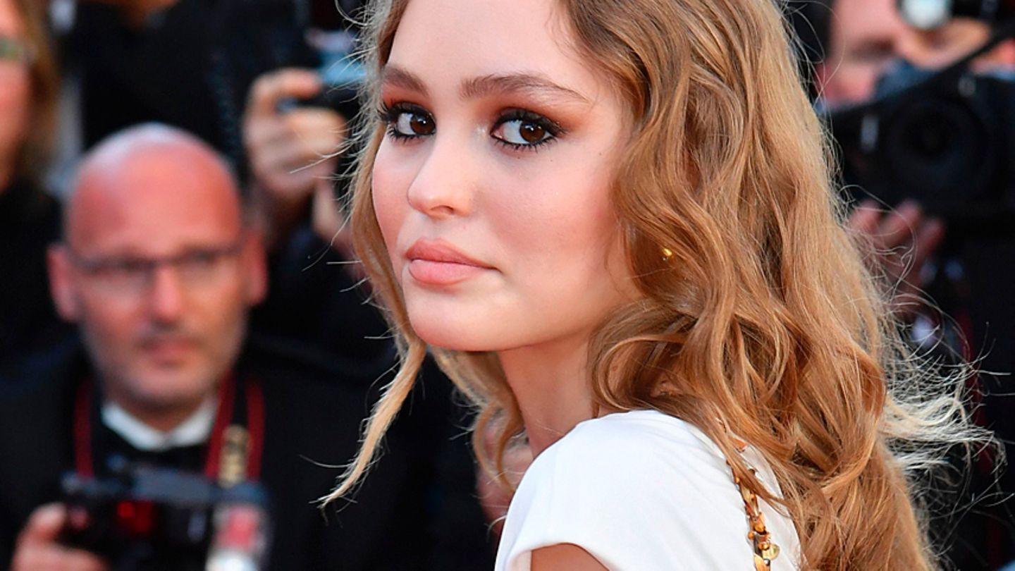 Lily Rose Depp ist frisch verliebt und zeigt ihre neue Freundin  