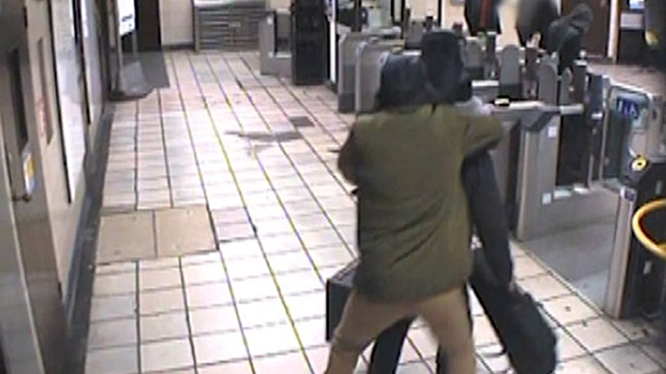 Bilder einer Überwachungskamera in der Londoner U-Bahn zeigen, wie Muhaydin M. im Dezember 2015 den Musiker Lyle Zimmerman mit einem Messer angreift und versucht, ihm den Kopf abzutrennen. 
