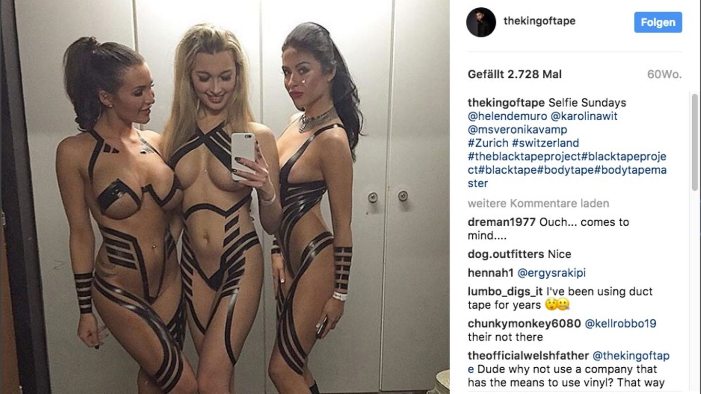 Drei Models, die nicht mehr als Klebeband an haben, posieren auf einem Spiegel-Selfie