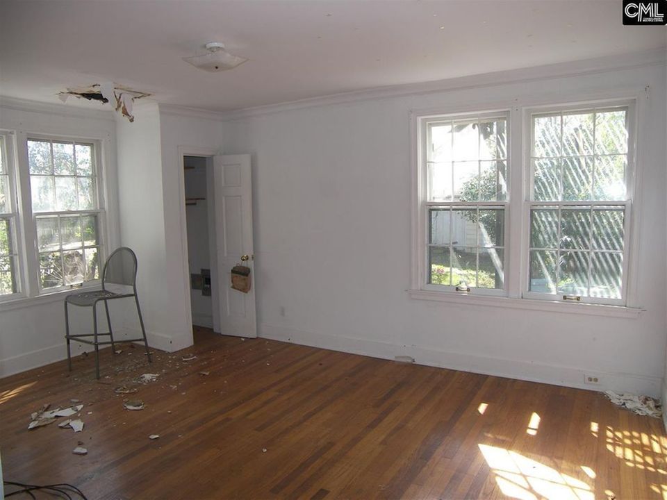 Normalerweise würde man zumindest den groben Dreck beseitigen, wenn man ein Haus zum Verkauf anbietet. 