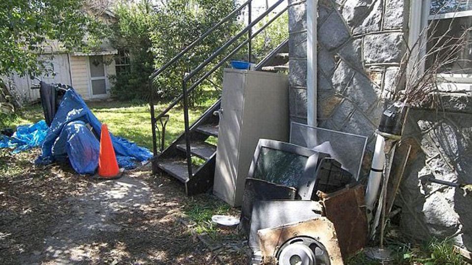 Skurille Immobilienanzeige: Hinter dem Haus befindet sich ein Cottage und eine Menge Müll. Hinter dem Haus befindet sich ein Cottage und eine Menge Müll.
