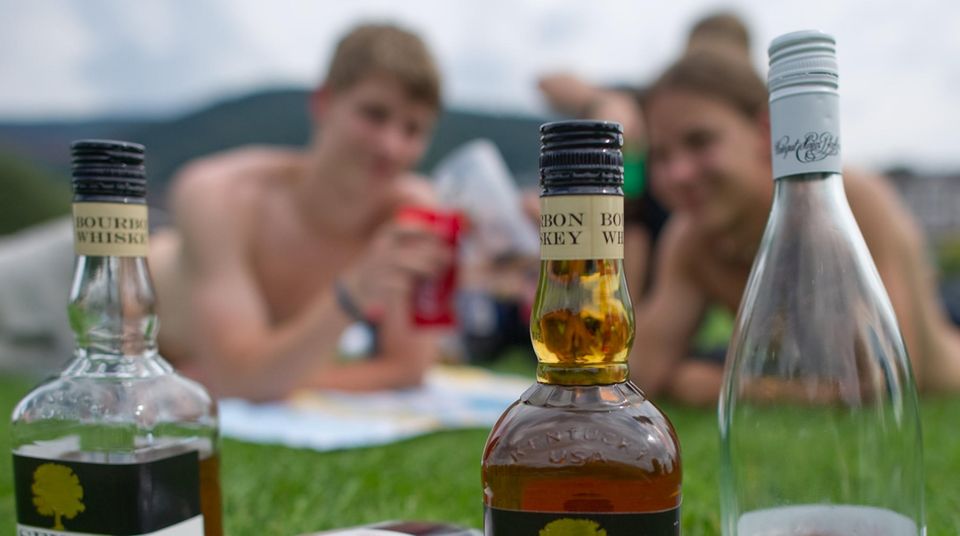 Drei Prozent der befragten Jugendlichen trinken gefährlich hohe Mengen Alkohol