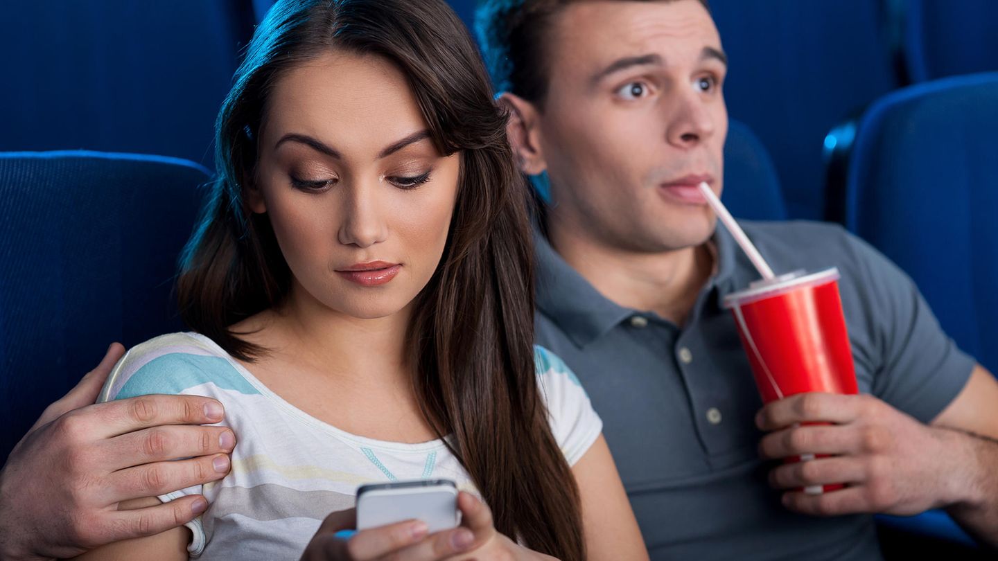 Gähnende Langeweile im Kino, helle Aufregung danach: Ein Mann aus Texas hat nach einem miserablen Date Klage eingereicht.