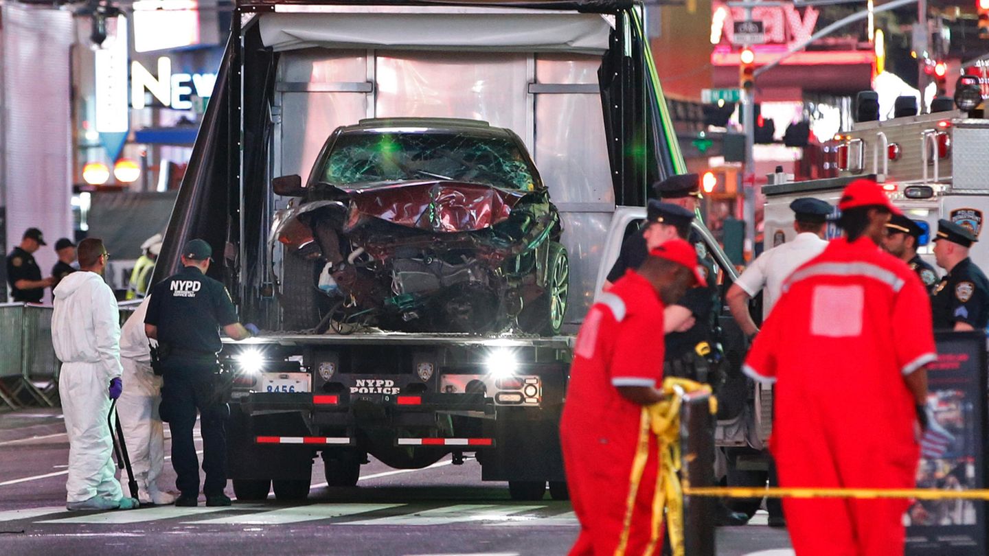 New York: Beamte transportieren den Unfallwagen ab