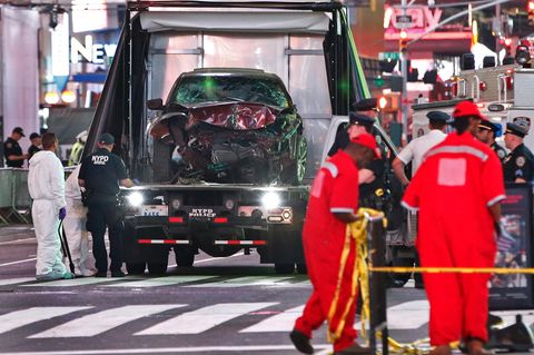 New York: Beamte transportieren den Unfallwagen ab