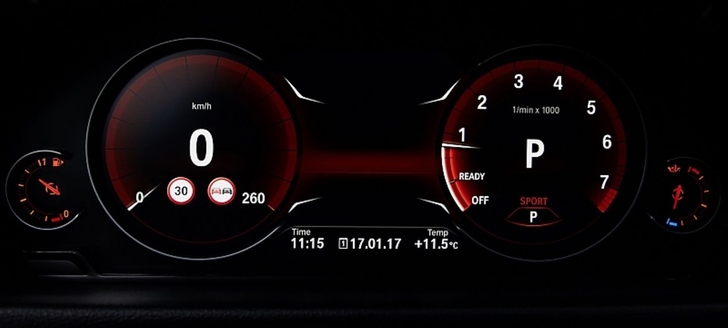 Beim Sport-Modus sind die digitalen Instrumente rot unterlegt
