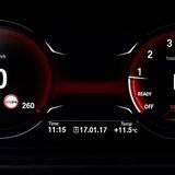 Beim Sport-Modus sind die digitalen Instrumente rot unterlegt