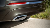 Die zwei Auspuffendrohre des Volvo XC60 sind verchrolmt