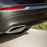 Die zwei Auspuffendrohre des Volvo XC60 sind verchrolmt