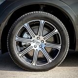 In den Radhäusern des Volvo XC60 rollen 18-Zoll-Räder