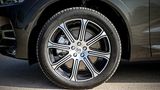 In den Radhäusern des Volvo XC60 rollen 18-Zoll-Räder