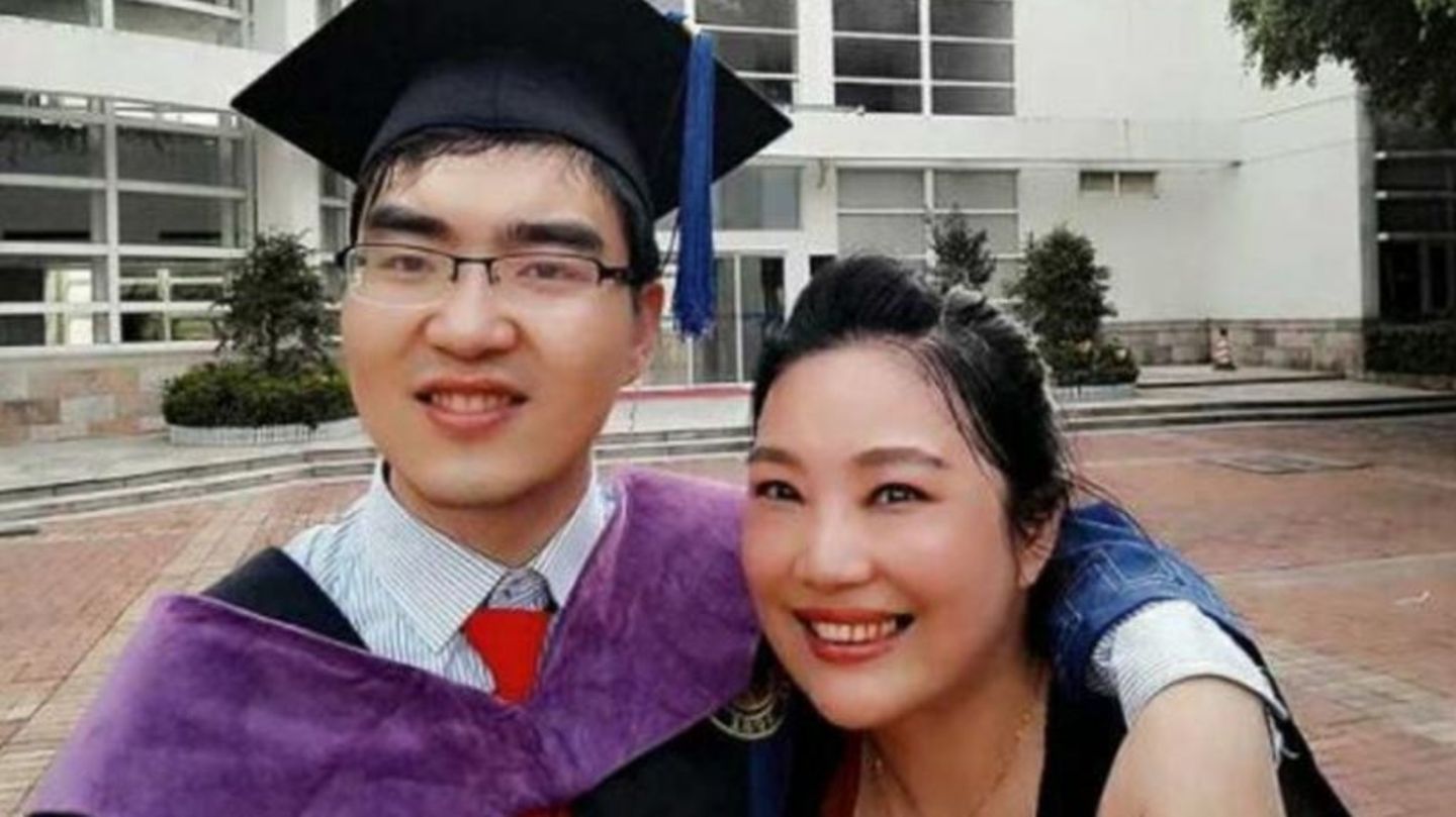 Ding Ding mit seiner Mutter bei seiner Graduation an der Universität Peking im Jahr 2015