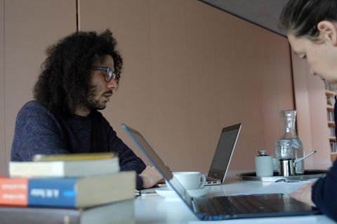 Der aus Syrien geflohene Autor Rami Al-Asheq bespricht sich mit seiner Kollegin Monika Rink