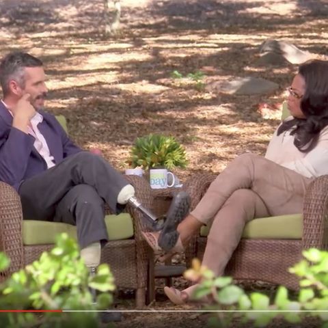Ein Arzt sitzt US-Moderatorin Oprah Winfrey gegenüber und spricht über den Tod