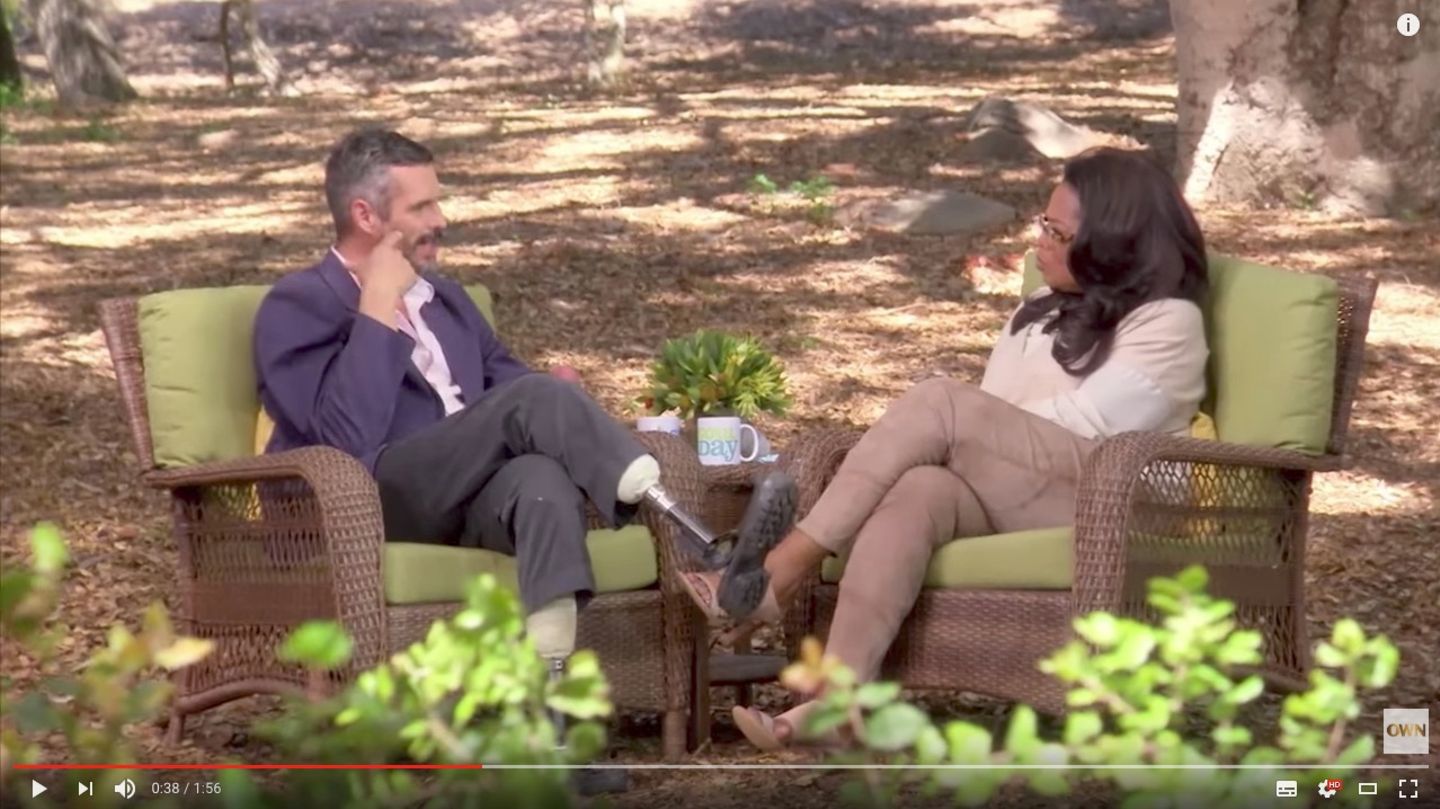 Ein Arzt sitzt US-Moderatorin Oprah Winfrey gegenüber und spricht über den Tod