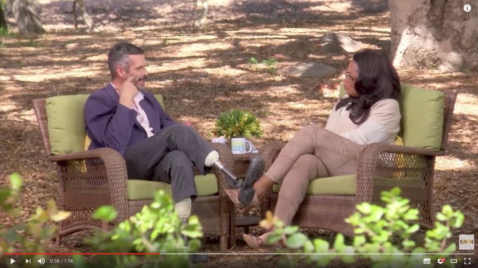 Ein Arzt sitzt US-Moderatorin Oprah Winfrey gegenüber und spricht über den Tod