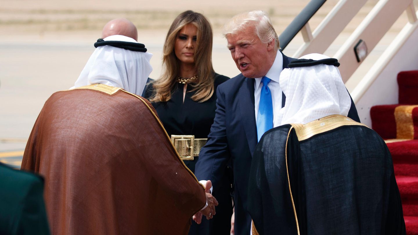 König Salman empfängt Donald und Melania Trump auf dem Roten Teppich am Flughafen in Riad.