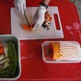 Anstelle von Burgern und Softdrinks gibt es für "Uncle Fat" künftig nur noch fettarme Eiweißprodukte, Gurken Möhren, Salat und Obst. Touristen soll der Fall von "Uncle Fat" eine mahnende Warnung sein, hoffen seine Pfleger. Ungesundes Junkfood sei für Affen keineswegs geeignet. 