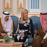 Twitter-Nutzer Rakan al-Atibi schrieb auf Arabisch: "Wir sollten unsere Beziehungen mit Trump verbessern und seiner Tochter viele Investitionen garantieren, damit sie unser Land häufiger besucht." Die beiden Herren versuchen, den Vorschlag des Twitterers (nicht im Bild) umzusetzen.