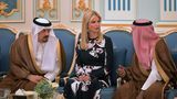 Twitter-Nutzer Rakan al-Atibi schrieb auf Arabisch: "Wir sollten unsere Beziehungen mit Trump verbessern und seiner Tochter viele Investitionen garantieren, damit sie unser Land häufiger besucht." Die beiden Herren versuchen, den Vorschlag des Twitterers (nicht im Bild) umzusetzen.