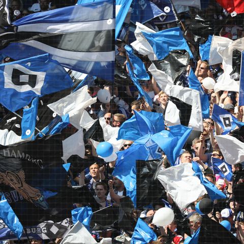 Fans des HSV feiern ihre Mannschaft - HSV schickt Wolfsburg in die Relegation