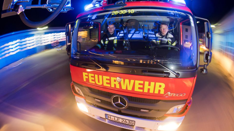 Feuerwehreinsatz in Lübeck - eine Frau stirbt bei Brand in Pflegeheim (Symbolfoto)