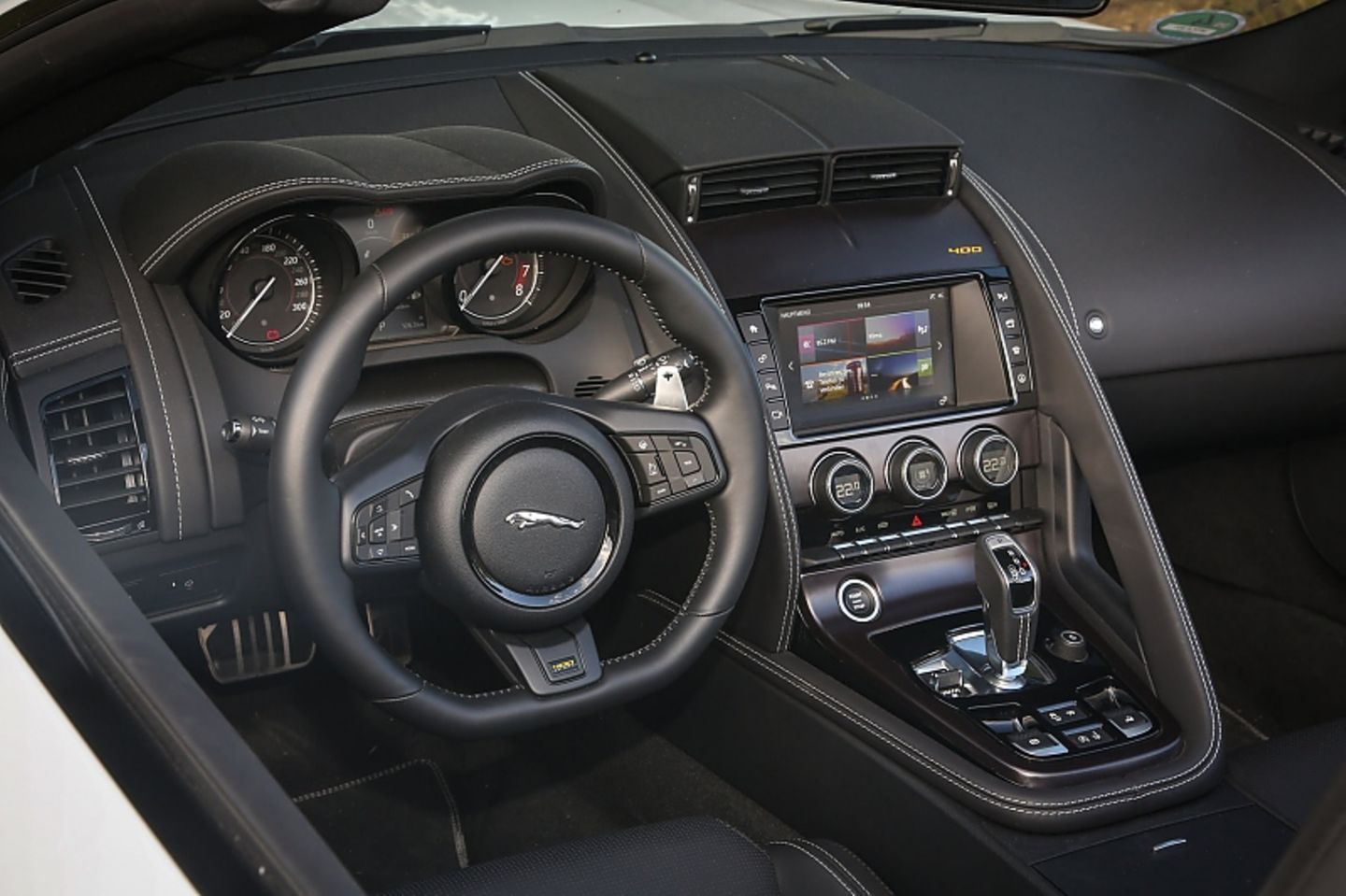 Jaguar F Type 400 Sport Cabrio AWD - das Cockpit mit Licht und Schatten