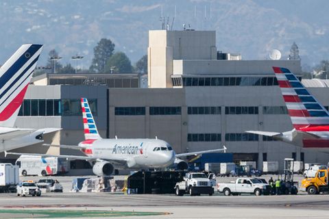 Boeing 737 rammt Fahrzeug am Flughafen ins Los Angeles