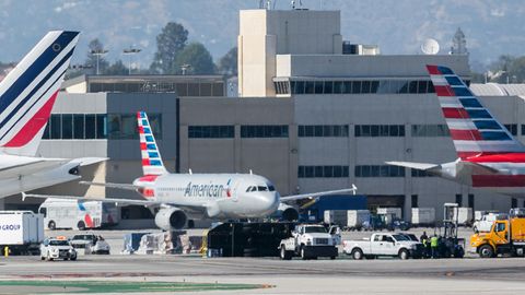 Boeing 737 rammt Fahrzeug am Flughafen ins Los Angeles