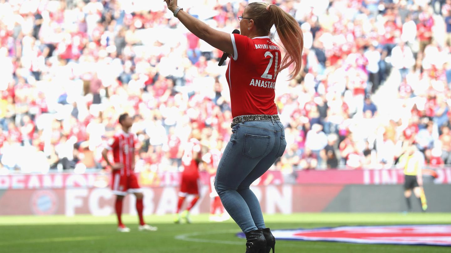 Anastacia beim Halbzeitauftritt - im Hintergrund warten schon die Spieler, dass sie wieder anstoßen dürfen.