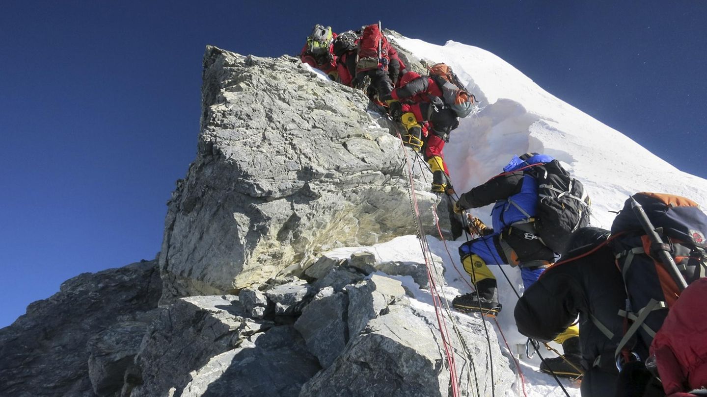 Bergsteiger bezwingen den Hillary Step des Mount Everest (Archivbild aus dem Jahr 2013)