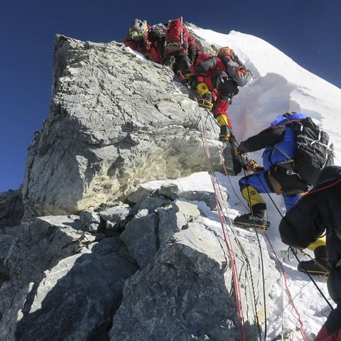 Bergsteiger bezwingen den Hillary Step des Mount Everest (Archivbild aus dem Jahr 2013)