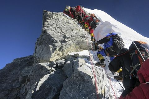 Bergsteiger bezwingen den Hillary Step des Mount Everest (Archivbild aus dem Jahr 2013)