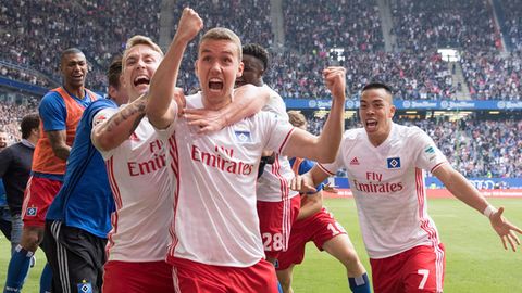 Kollektives Ausrasten in Hamburg: Luca Waldschmidt (vorne) hat gerade den 2:1-Siegtreffer für den HSV erzielt.
