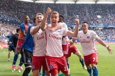 Kollektives Ausrasten in Hamburg: Luca Waldschmidt (vorne) hat gerade den 2:1-Siegtreffer für den HSV erzielt.