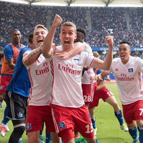 Kollektives Ausrasten in Hamburg: Luca Waldschmidt (vorne) hat gerade den 2:1-Siegtreffer für den HSV erzielt.