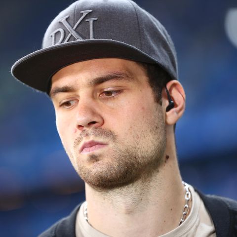 Pierre-Michel Lasogga schaut verärgert - HSV-Ordner erkannten ihn nicht und überwältigten ihn