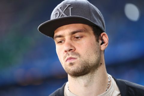Pierre-Michel Lasogga schaut verärgert - HSV-Ordner erkannten ihn nicht und überwältigten ihn