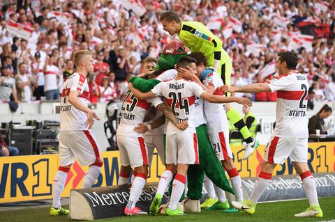Jubeltraube der Spieler des VfB Stuttgart - Der Verein kehrt zurück in die 1. Liga