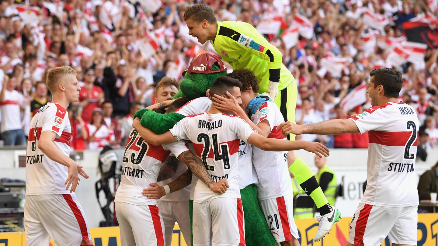 Jubeltraube der Spieler des VfB Stuttgart - Der Verein kehrt zurück in die 1. Liga