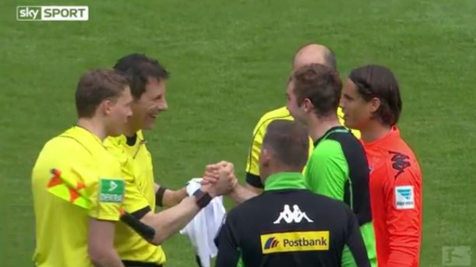 Schiedsrichter Wolfgang Stark und Gladbachs Spieler Christoph Kramer tauschen Trikots Schiedsrichter Wolfgang Stark und Gladbachs Spieler Christoph Kramer tauschen Trikots