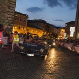 Abendliche Stempelkontrolle für die Startnummer 349, einen Mercedes 300 SL der Baureihe W 198.