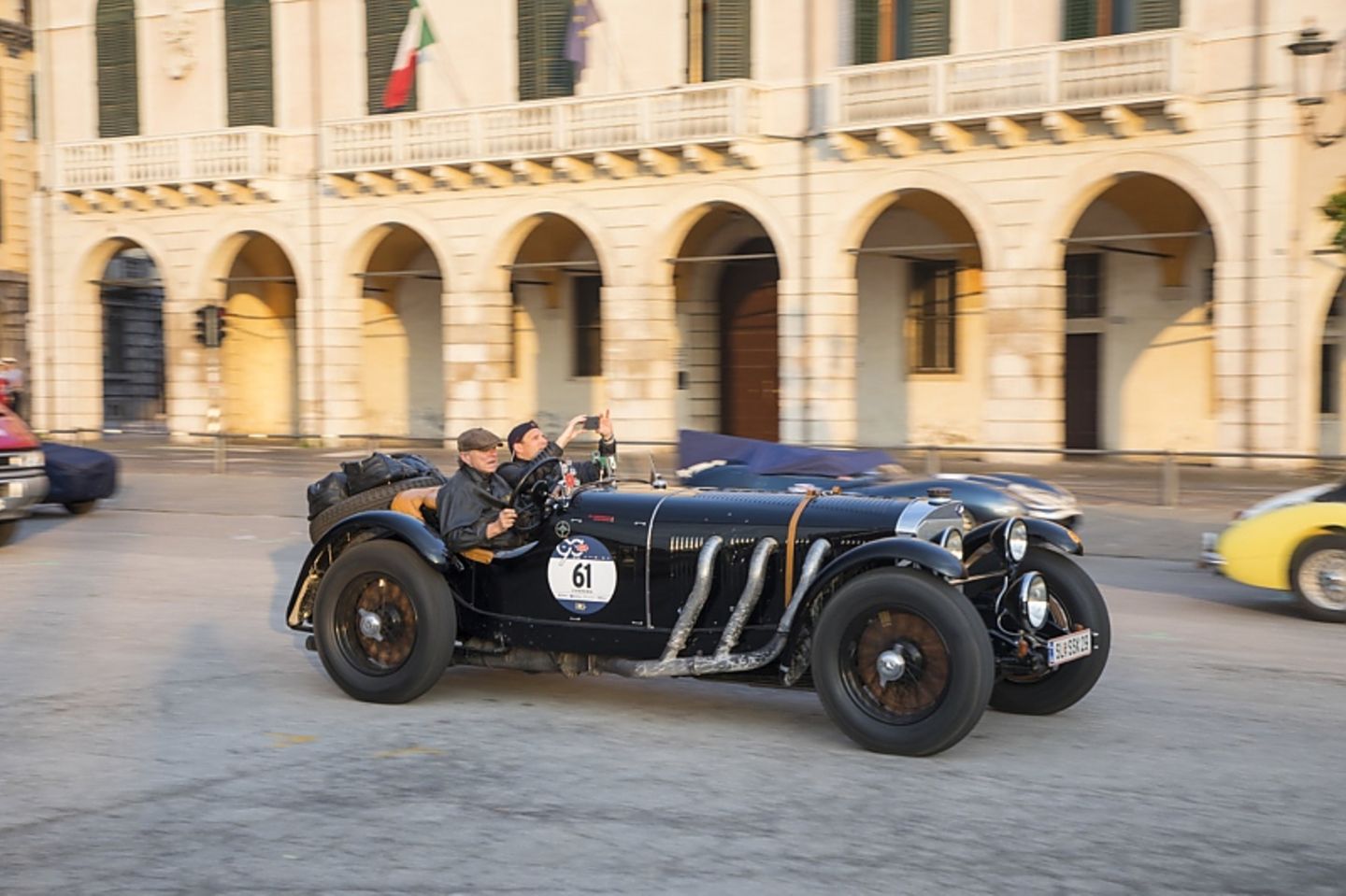 In einem Vorkriegsmodell wie hier in der Nummer 61 ist die Mille Miglia eine besondere Herausforderung.