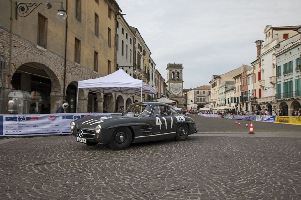 Ehemals war dieser Mercedes Flügeltürer die legendäre Startnummer 417 - auf der Mille Miglia 2017 ist das 215 PS starke Coupé mit der Nummer 352 unterwegs. Ehemals war dieser Mercedes Flügeltürer die legendäre Startnummer 417 - auf der Mille Miglia 2017 ist das 215 PS starke Coupé mi