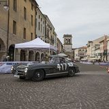 Ehemals war dieser Mercedes Flügeltürer die legendäre Startnummer 417 - auf der Mille Miglia 2017 ist das 215 PS starke Coupé mi