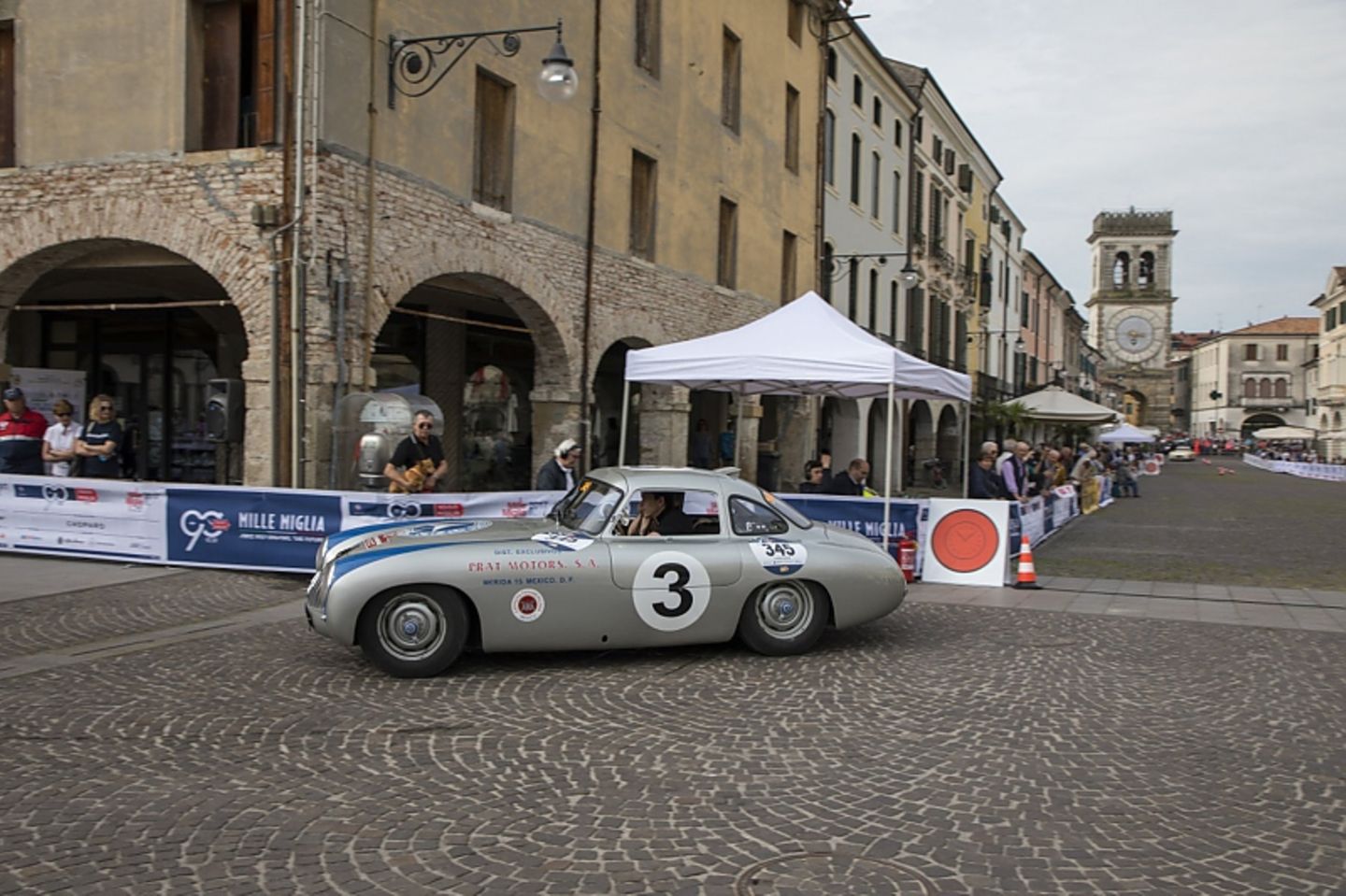 Ein spektakulärer Mercedes 300 SLR mit der Startnummer 345.